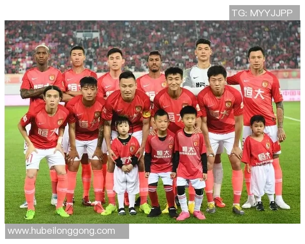 广州恒大迎战法国球队期待精彩对决展现足球魅力与团队精神